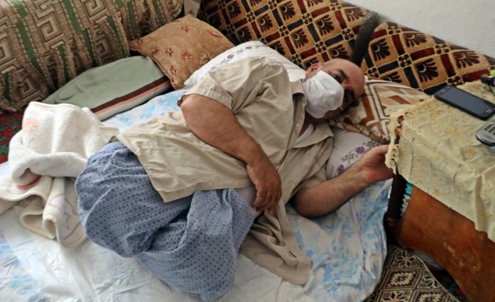 Yıllarca dizleri üzerinde süründüren genetik hastalık iki bacağından etti