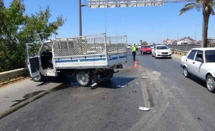 Açılan motor kaputunu hareket halinde kapatmak isterken kaza yaptı