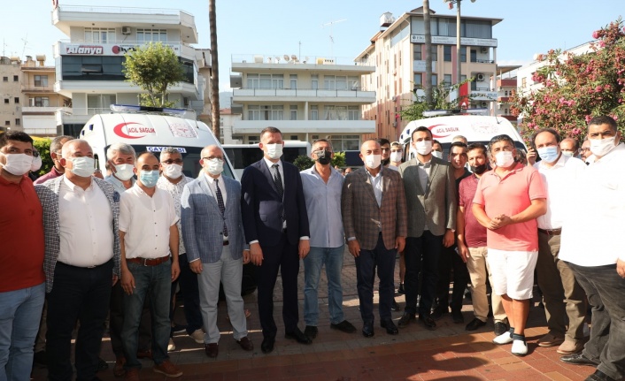 Alanya'da sağlık müdürlüğü hizmetine alınan ambulanslar törenle teslim edildi