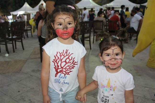 Başkan Yücel çocuklara Yaman ve Bal'ı hediye etti