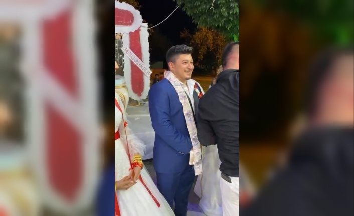 Cebinden 5 liradan fazla çıkmayan arkadaşlarına düğününde bin tane 5 lira taktılar