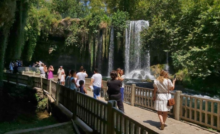 Düden Şelalesi bayramda 100 bin ziyaretçiyi ağırladı