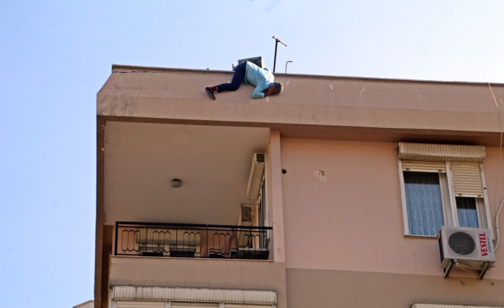 Elinde bıçakla saatlerce ecel teri döktürdü, binaya sucuyu bile almadı