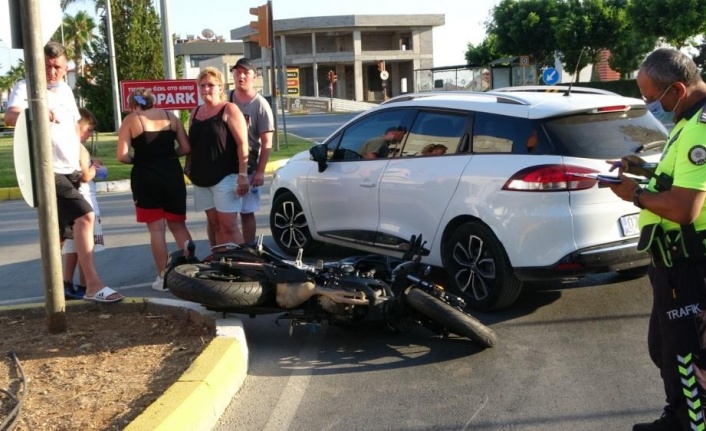 Kavşağa ters şeritten girince motosiklete çarptı: 1 yaralı