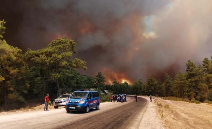 Manavgat'ta hızla büyüyen yangın yerleşim alanlarına indi