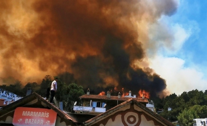 Marmaris'te alevler yerleşim yerlerini tehdit ediyor
