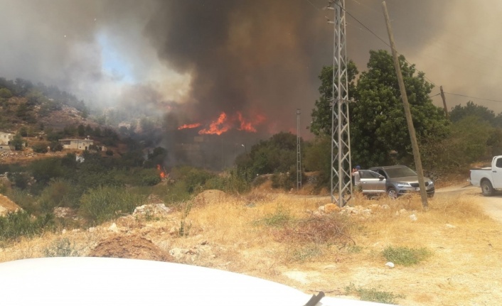 Mersin-Antalya yolu kapandı, yangın yerleşim yerlerini tehdit ediyor