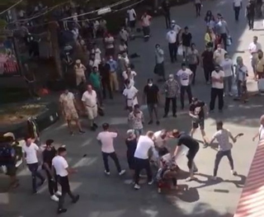 Öfkeli kadın eşini sokak ortasında darp eden genci tekme tokat dövdü