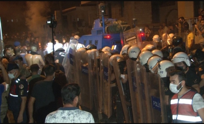 Orman yangınıyla boğuşan Manavgat'ta gözaltına alınan 2 kişi zırhlı araçla alandan uzaklaştırıldı