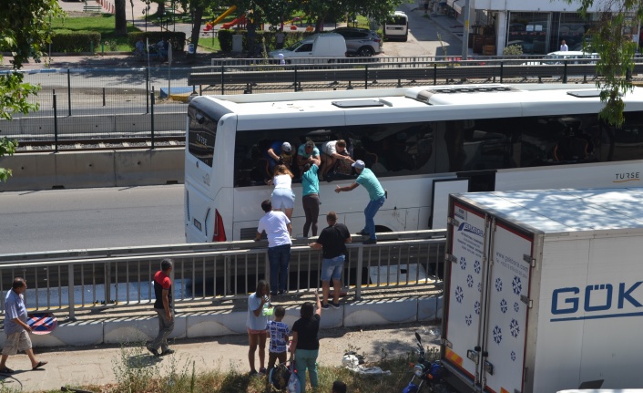 Turistler camı kırıp otobüsten atladı