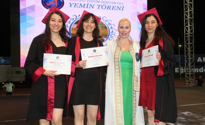 Üçüz kardeşlerin tıp fakültesinden mezuniyet sevinci