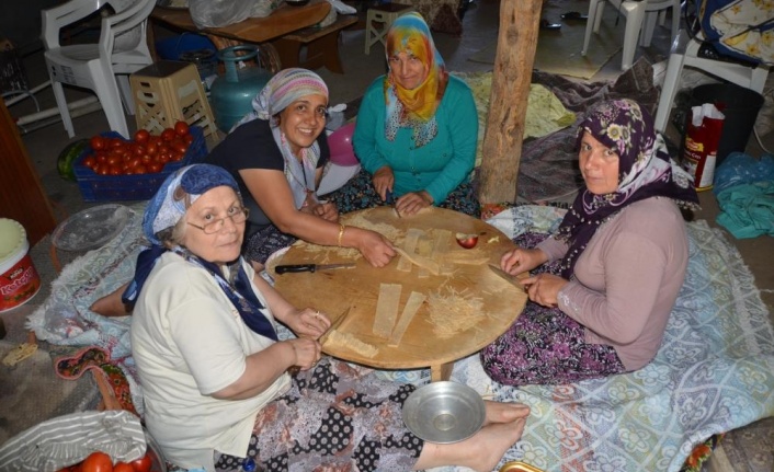 Unu süt ve yumurtayla hamur haline getirip ince ince kesiyor rüzgarda kurutuyorlar