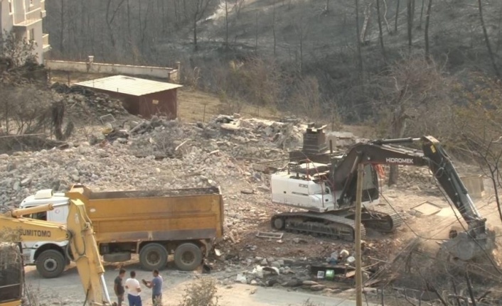 2 kişinin yanarak öldüğü Kalemler’de yanan evlerin yıkımına başlandı