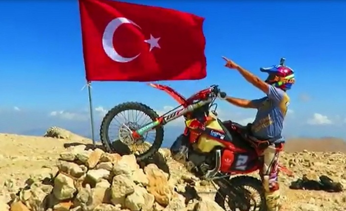 30 Ağustos’u 3 bin 24 rakımlı tepeye Türk bayrağı dikerek kutladı