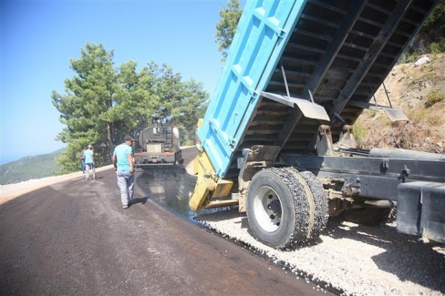 Alanya Belediyesi'nin asfalt çalışmaları Bektaş'ta sürüyor