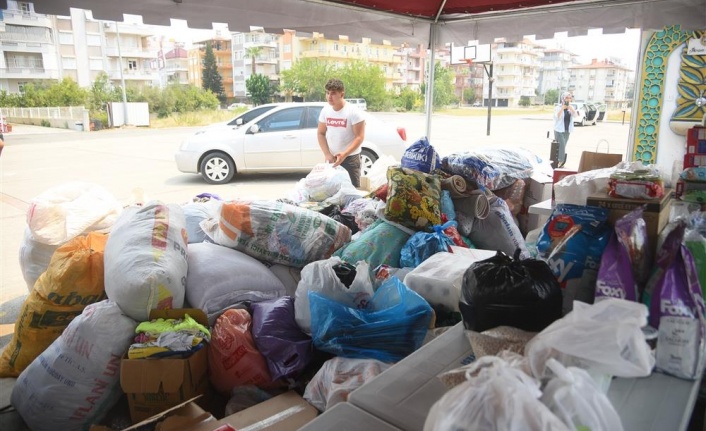 Alanya Belediyesi, yangın bölgelerine temel ihtiyaç malzemelerini ulaştırmaya devam ediyor
