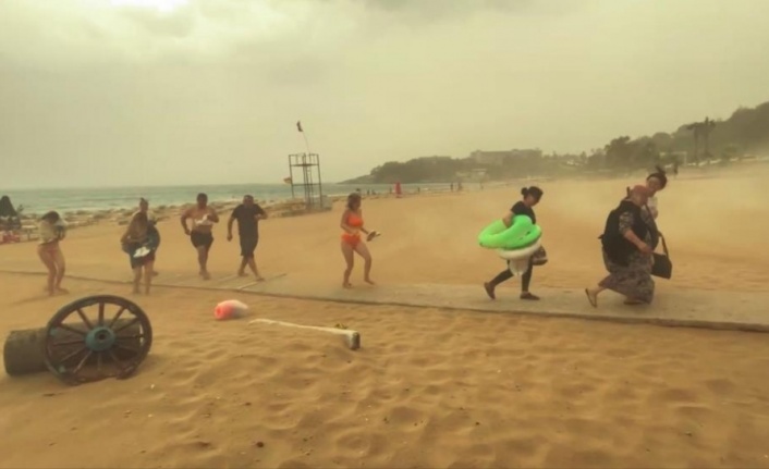 Alanya'da fırtına ve yağmur tatilcileri plajdan böyle kaçırdı