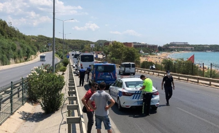 Alanya'da kazaya neden olan midibüs sürücüsünden anlamlı hareket