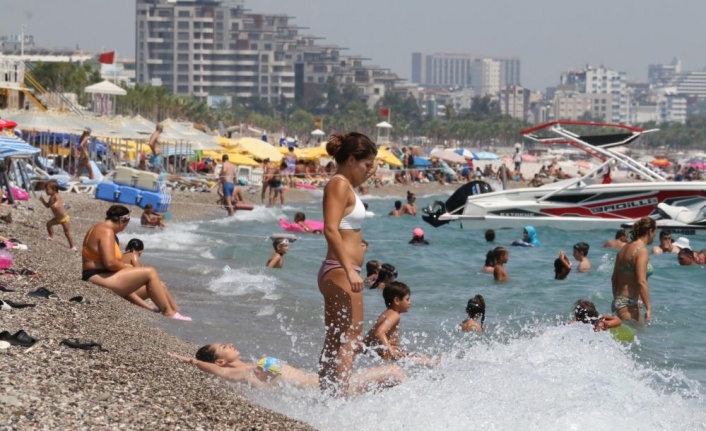Antalya'da nem yüzde 90'a ulaştı, vatandaşlar denize akın etti