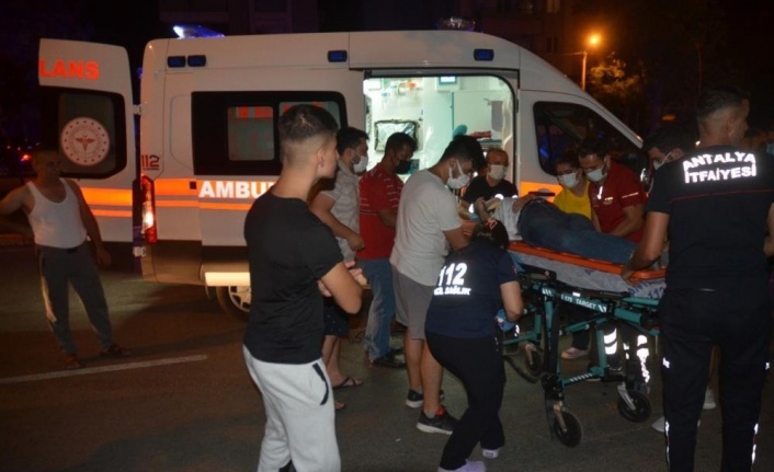 Antalya’da otomobil önce motosiklete sonra ağaca çarptı: 1 ölü, 5 yaralı