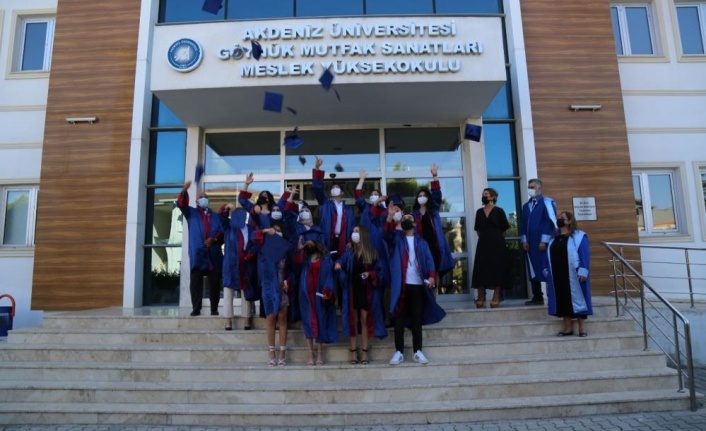 AÜ’de 8 fakülte ve 10 MYO çevrim içi mezuniyet töreni düzenledi