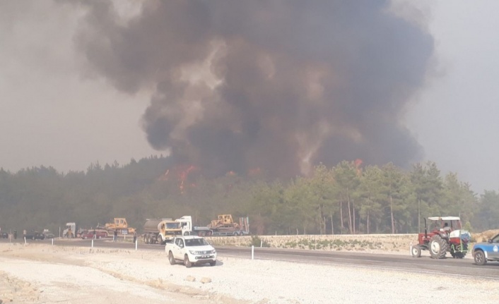 Beşkonak'ı tehdit eden yangına 7 helikopter, 1 uçak müdahale ediyor