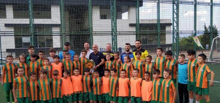 Çavuşoğlu'ndan futbol okulu ziyareti