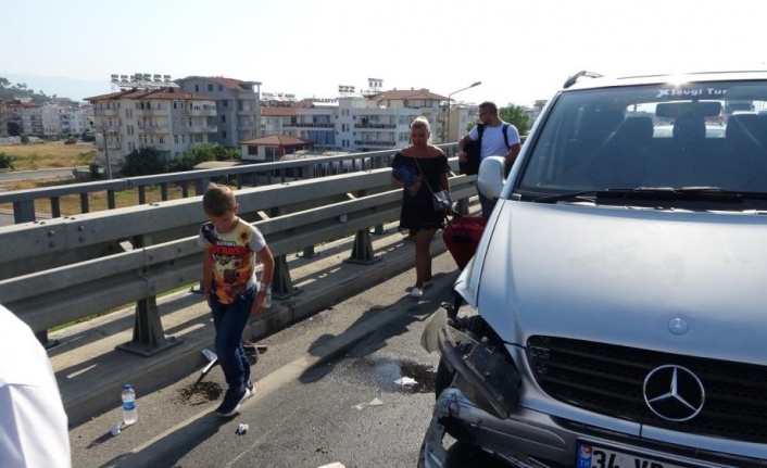 Ehliyetine el konulduğu halde yola çıktı minibüsle çarpıştı, 3 bin TL ceza yedi