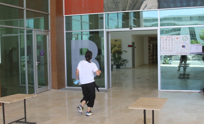 Fakültenin arızalanan kapısı 5 dakika geciken adayı önce umutlandırdı, ardından hüsrana uğrattı