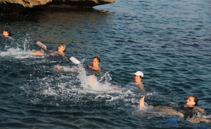 Kadınlar, su jimnastiği ile forma giriyor