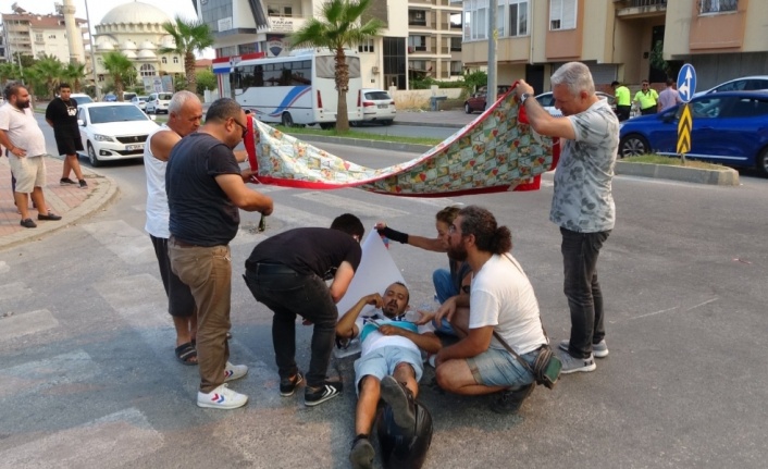 Kazada yaralanan sürücüyü çarşafla güneşten korumaya çalıştılar