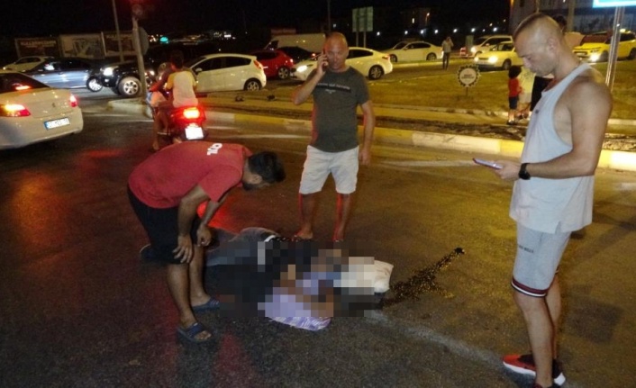 Kırımızı ışıkta geçen otomobil , alkollü motosiklet sürücüsüne çarptı: 1 ağır yaralı