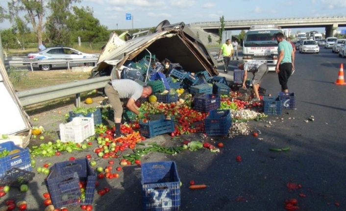 Meyve sebze yüklü kamyonet devrildi, karayolu manav tezgahına döndü