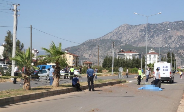 Minibüs ve otomobil çarpıştı, servis bekleyen işçi can verdi