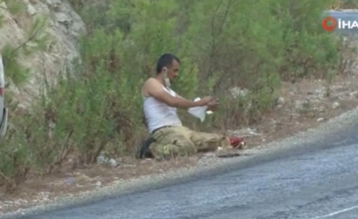 Orman işçisi yarasını sarıp, yangınla mücadeleye devam etti