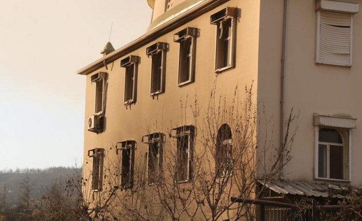 Orman yangınında onlarca evin yandığı mahallede caminin sadece duvarları zarar gördü