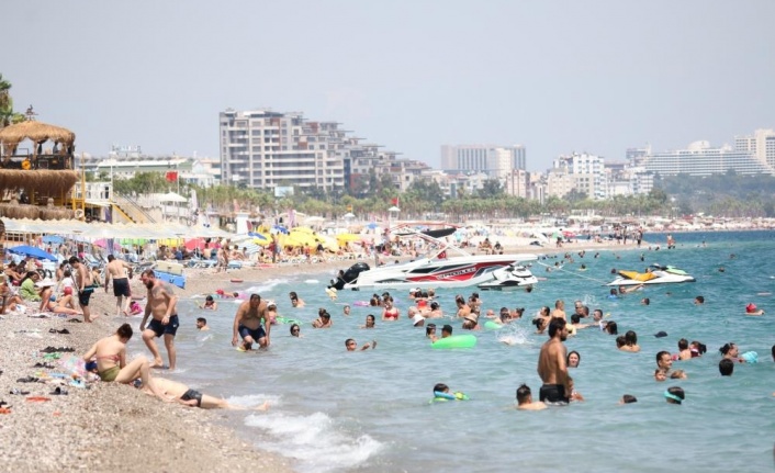 Sıcaklık 40 dereceyi buldu Antalya'da sahiller doldu taştı