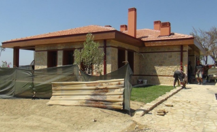 Yangında evi zarar gören yaşlı çiftin yeni evi 15 günde tamamlandı