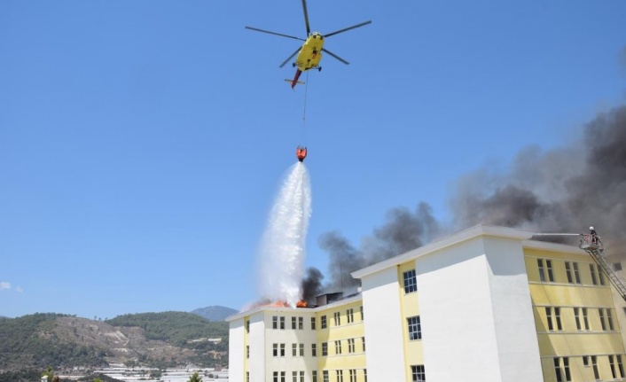 Yurt binasının çatısındaki yangına helikopterli müdahale