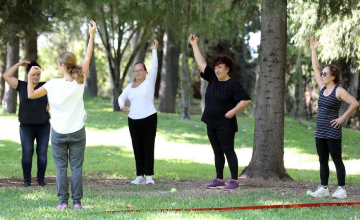 65 yaş üstü bireyler, Aktif Yaşlı Hizmet Merkezi’nde haftada iki gün spor yapıyor