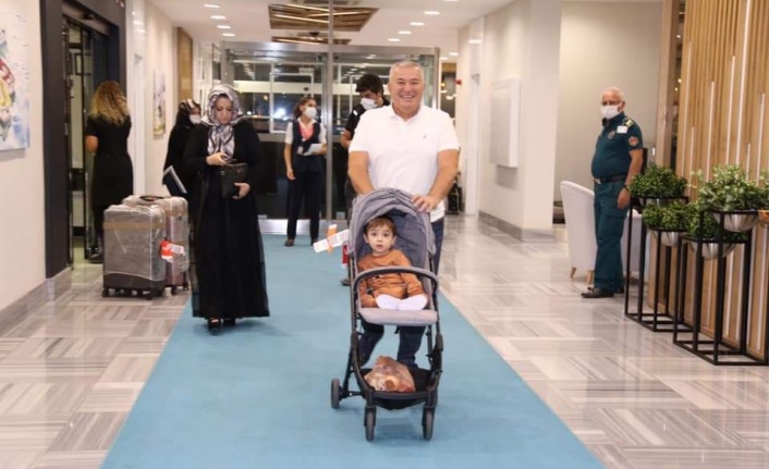 ABD'de tedavisi tamamlanan Ahmet bebek Alanya'ya döndü