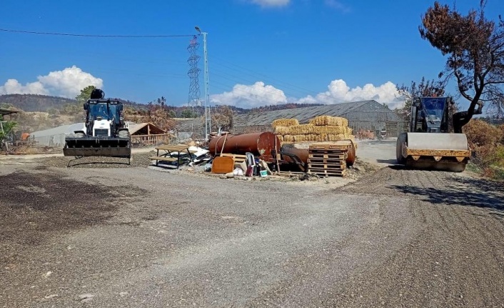Afetzedeler için kurulan konteynırların önüne mıcır serimi yapılıyor