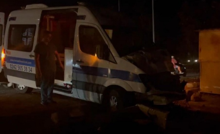 Alanya'da ambulansla hafif ticari araç çarpıştı: 1 yaralı var