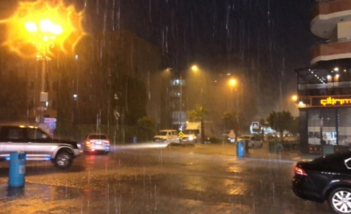 Alanya'ya yağmur fırtınayla birlikte geldi
