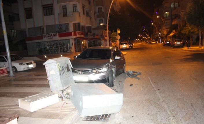 Alkollü sürücünün karıştığı kazada araçlardan biri enerji panosunu devirdi