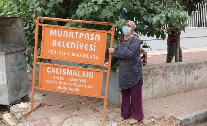 Belediye levhasını hurdacıya kaptırmayan Gülten teyzeye başkan ziyareti