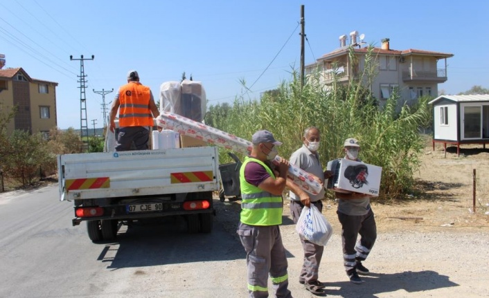 Büyükşehir, sosyologlar eşliğinde yangınzedelere ev eşyası yardımı yapıyor