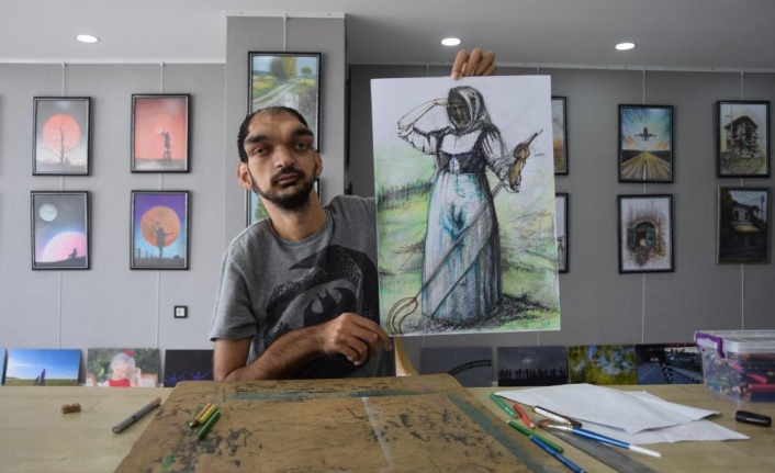 Doğuştan işitme ve yüzde 50 görme engeline rağmen resim yaparak hayata tutundu