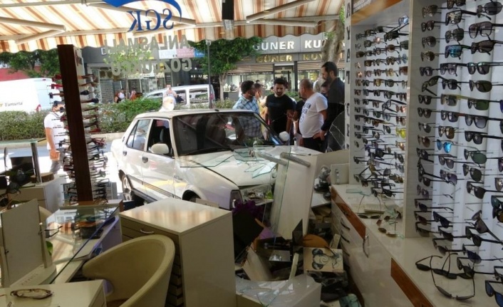 Drift atan otomobil iş yerine daldı, ortalık savaş alanına döndü