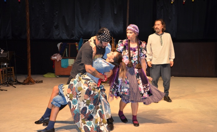 “Düğün Hatırası” Alanyalı tiyatro severlerle buluştu 